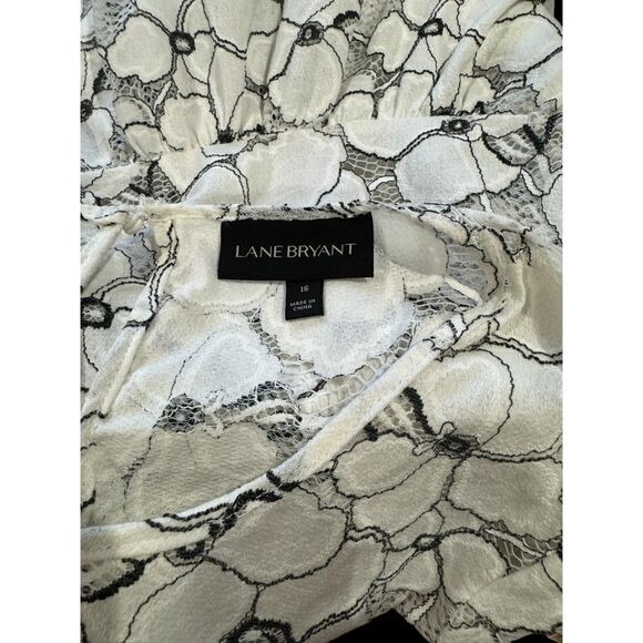 Lane Bryant 2021 Black & WHite Lace Floral Blouse, SIZE 16 - Picture 3 of 9